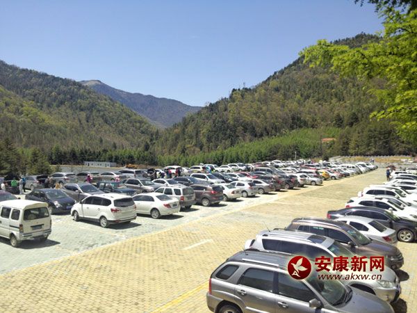 天書峽景區(qū)停車場.jpg