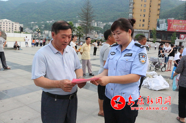 在碗場(chǎng)壩廣場(chǎng)發(fā)放宣傳材料 (2).png