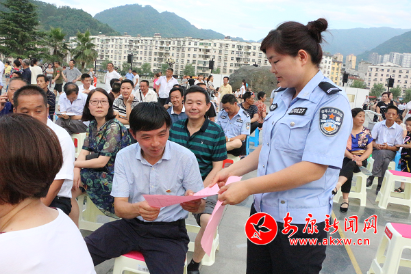 在碗場(chǎng)壩廣場(chǎng)發(fā)放宣傳材料 (1).png